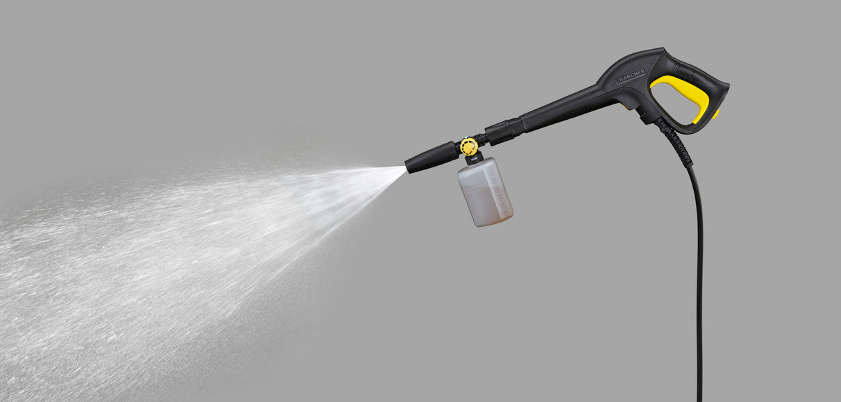 KÄRCHER FJ6 2.643-147.0 diffusore detergente con pistola idropulitrice e getto a ventaglio su sfondo grigio