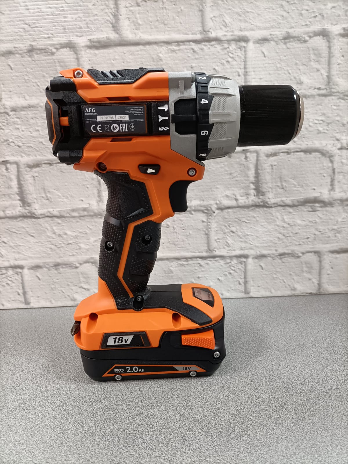 Trapano avvitatore a percussione BRUSHLESS in valigetta con 2 batterie da 2.0Ah