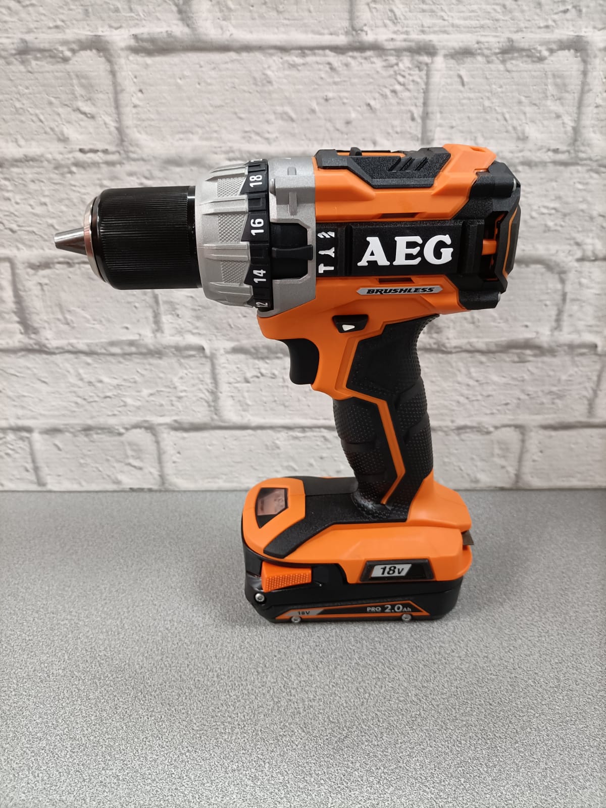 Trapano avvitatore a percussione BRUSHLESS in valigetta con 2 batterie da 2.0Ah