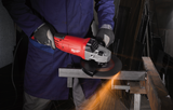 MILWAUKEE AG 22-230 DMS in uso su profilato metallico smerigliatura