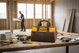Borsa INGCO su cantiere edile con utensili