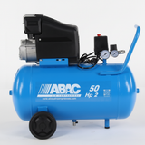 Compressore ABAC 50L HP2 vista frontale controlli sfondo bianco