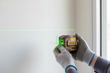 Livella laser INGCO tenuta in mano con linee verdi visibili