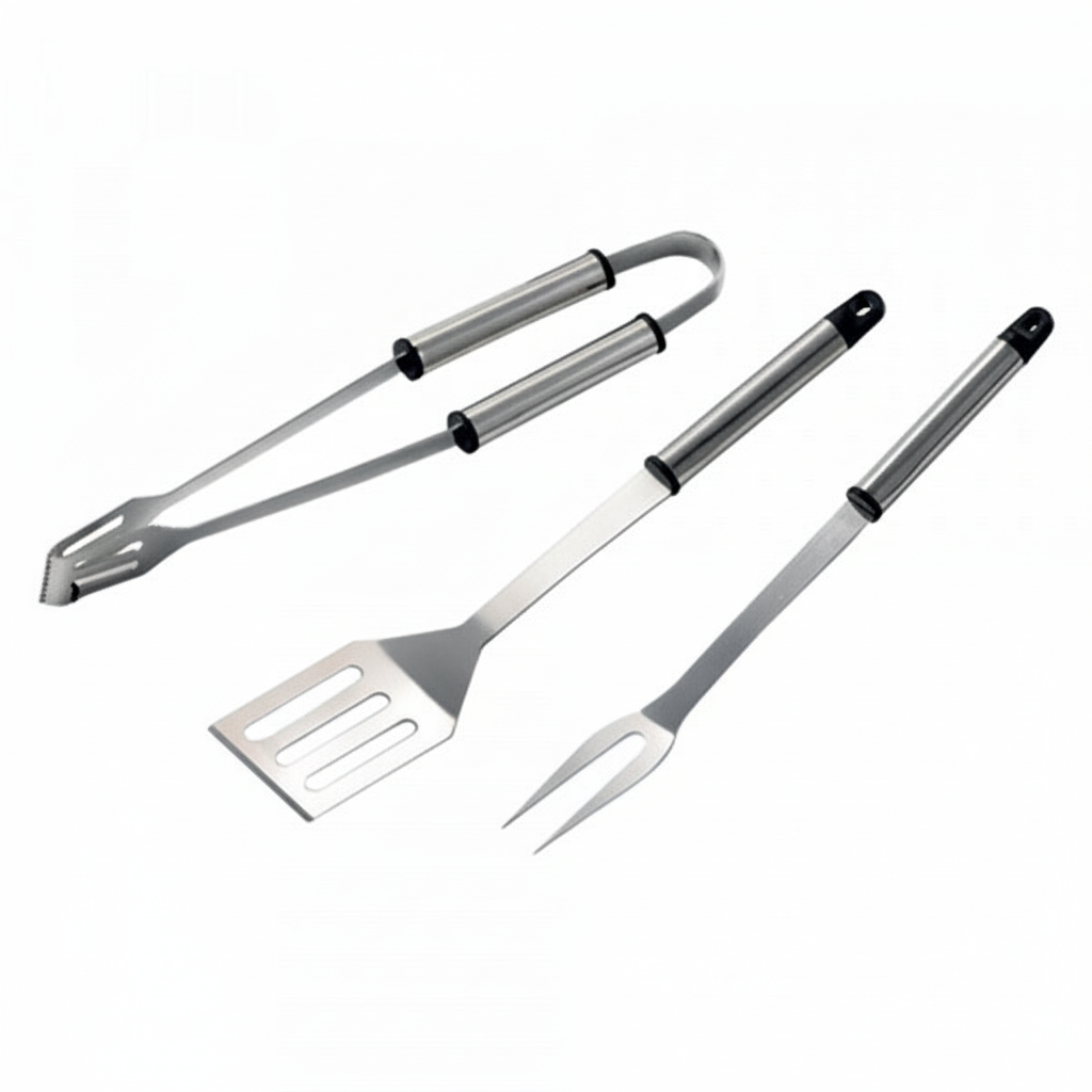 Set 3 utensili BBQ pinze spatola forchetta acciaio inox composizione diagonale sfondo bianco