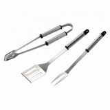 Set 3 utensili BBQ pinze spatola forchetta acciaio inox composizione diagonale sfondo bianco