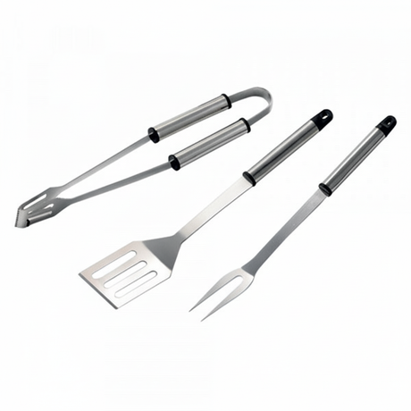 Set 3 utensili BBQ pinze spatola forchetta acciaio inox composizione diagonale sfondo bianco