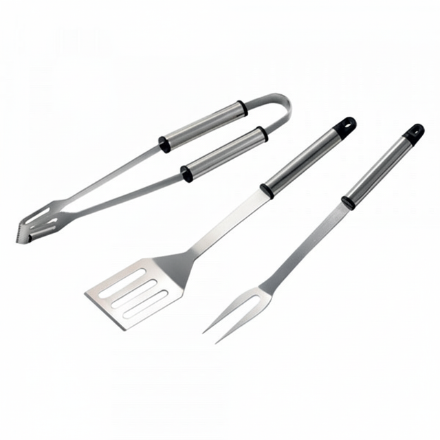 Set 3 utensili BBQ pinze spatola forchetta acciaio inox composizione diagonale sfondo bianco