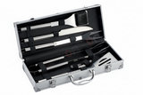 Set utensili BBQ valigetta alluminio aperta vista frontale sfondo bianco