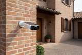 Telecamera Vinco solare installata ingresso casa muro mattoni