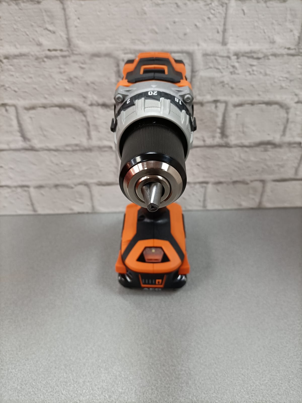 Trapano avvitatore a percussione BRUSHLESS in valigetta con 2 batterie da 2.0Ah